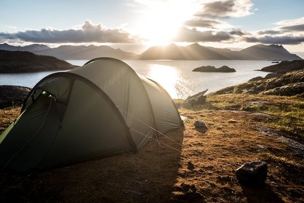 Quelles sont les mesures de sécurité à prendre en cas de camping près d'une zone côtière rocheuse?
